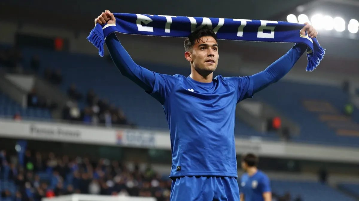 Reading academy graduate Jayden Wareham seals a permanent League One move to Wycombe Wanderers after leaving Exeter City