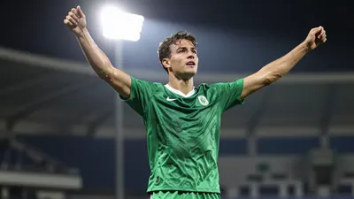 Reading's pursuit of Shelbourne midfielder Harry Wood ends as Stockport County secure his signature